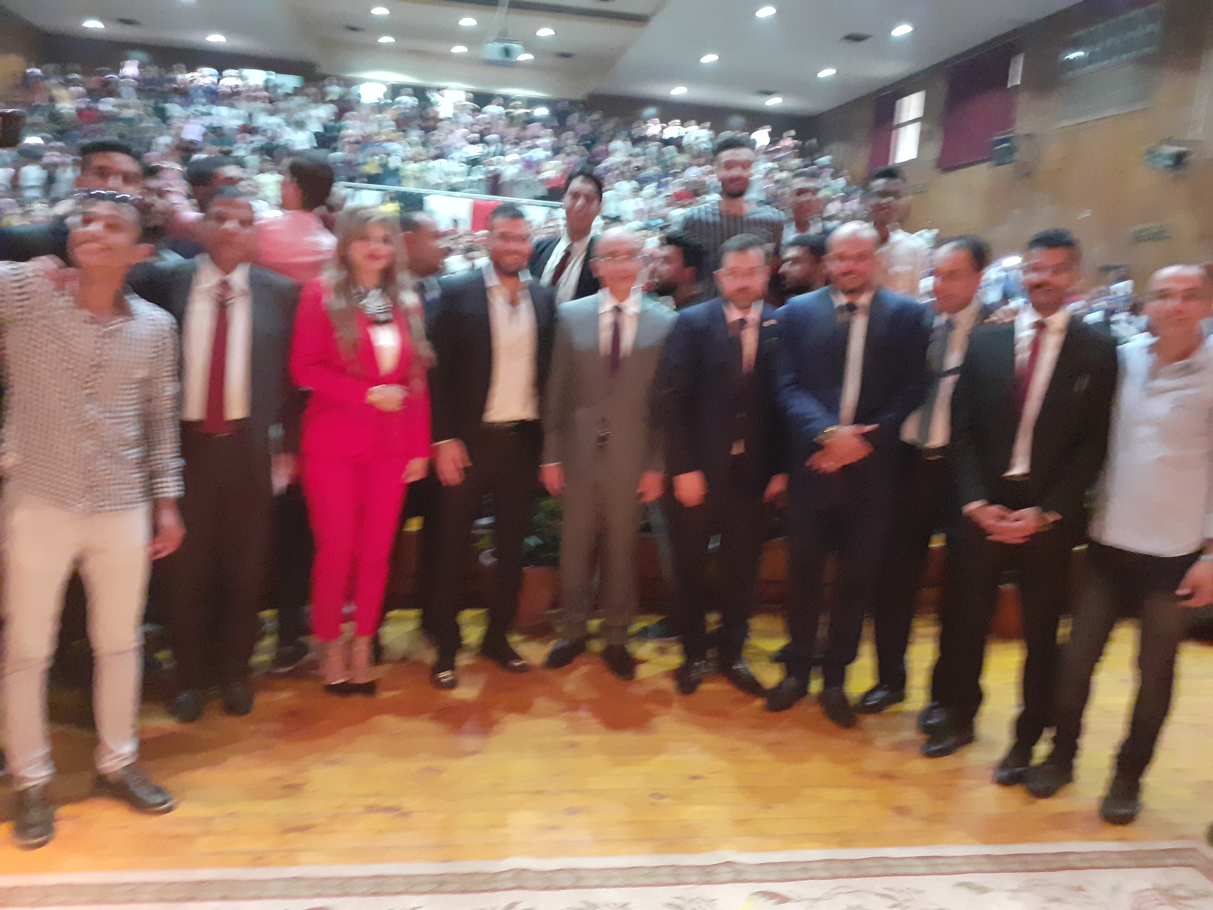متعب ورئيس الجامعة والطلاب خلفهم متعب ورئيس الجامعة والطلاب خلفهم