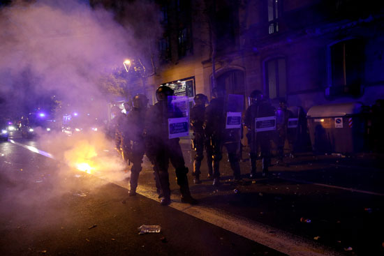 الشرطة الأسبانية تتصدى للمتظاهرين