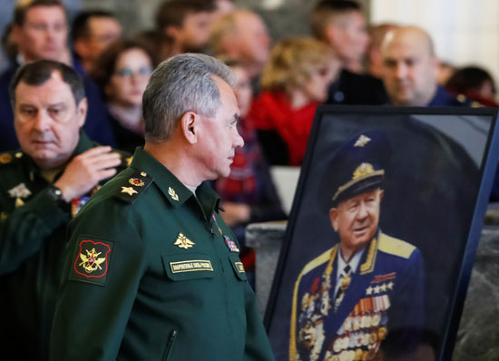 وزير-الدفاع-الروسى-يشارك-فى-جنازة-رائد-الفضاء