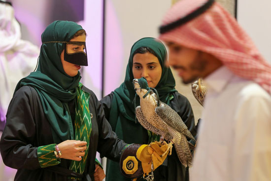 فتيات-سعوديات-تستعرض-الصقور-فى-المعرض
