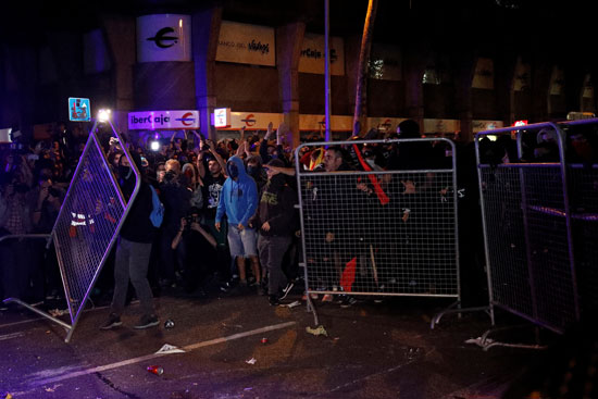 كر وفر بين الشرطة والمتظاهرين فى برشلونة