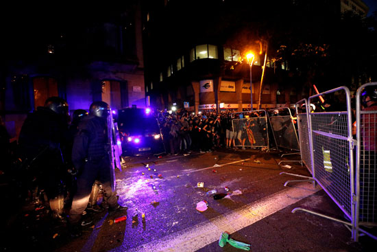 قوات الأمن الأسبانية تواجه المتظاهرين