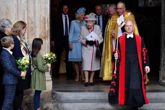 ملكة-بريطانيا-لحظة-خروجها-من-الكاتدرائية-التاريخيى