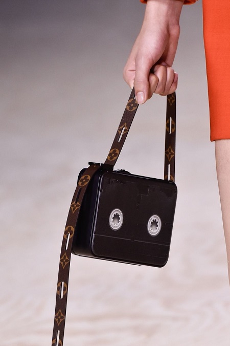 Louis Vuittonحقيبة على شكل شريط من