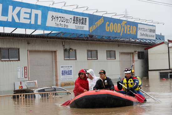 فرق الإنقاذ فى شوارع اليابان