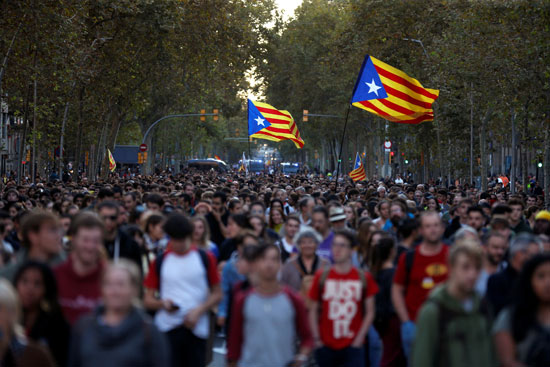 ألاف المتظاهرين فى الشوارع ببرشلونة