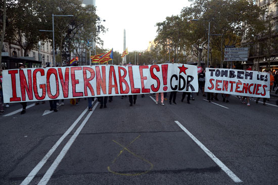 لافتات مناهضة للحكومة الأسبانية
