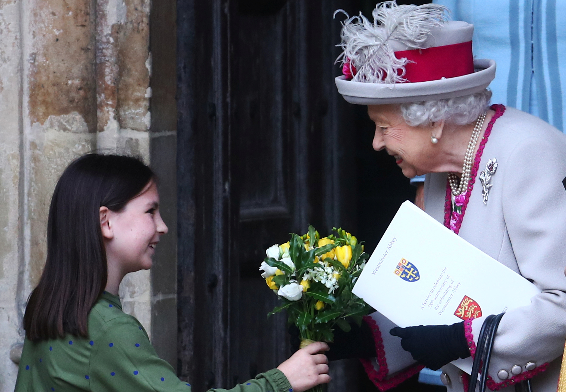 طفلة تهدى ملكة بريطانيا الزهور