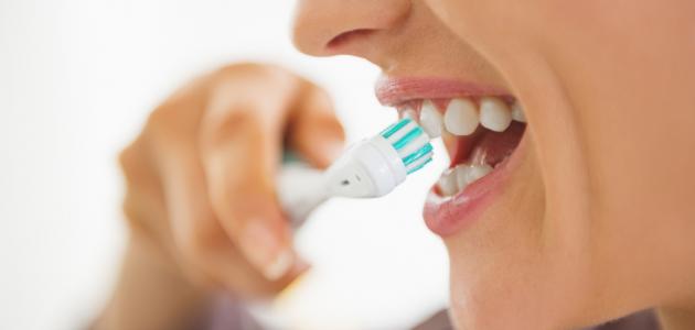 وصفات طبيعية لتبييض الأسنان بشكل آمن