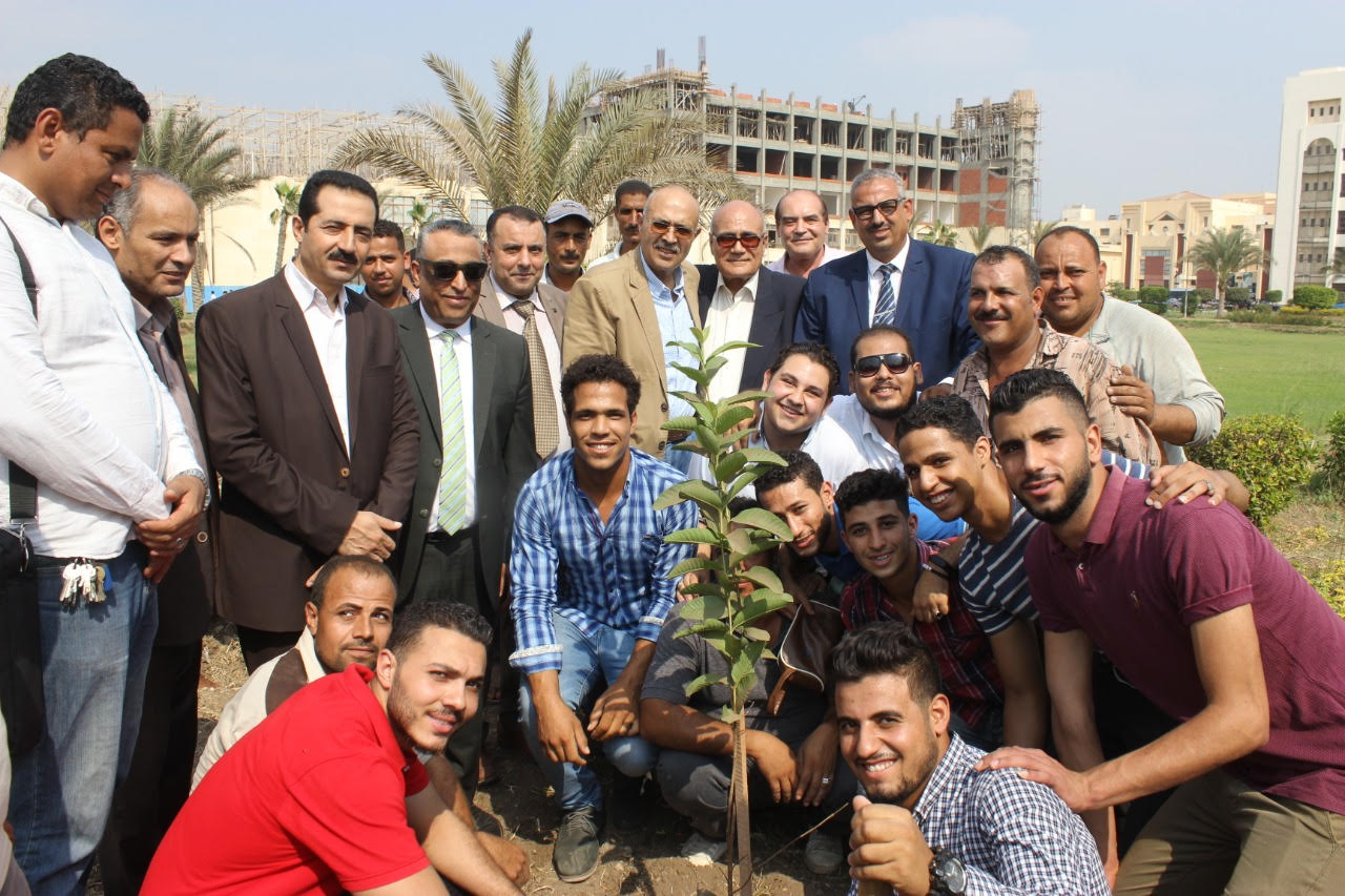 طلاب طنطا يزرعون 1000 شجرة لتجميل الحرم الجامعى  (3)