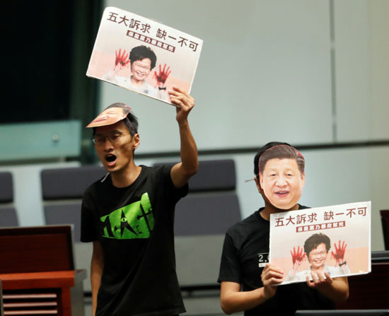 متظاهرون  يرتدون قناع الرئيس الصينى