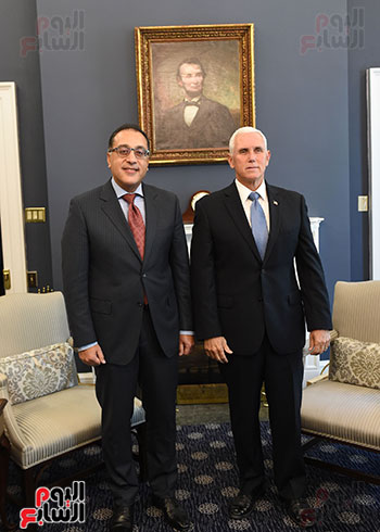 نائب الرئيس الامريكى و رئيس الوزراء المصرى يلتقيان صورة تذكارية على هامش اللقاء