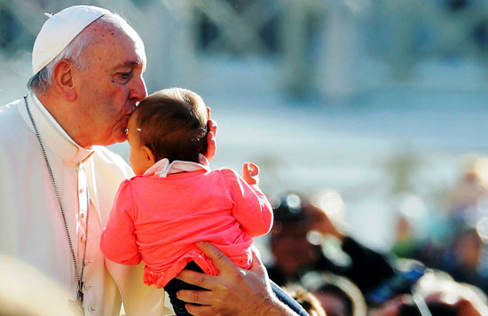البابا-يقبل-طفل