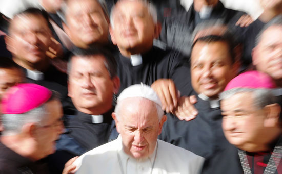 البابا-وسط-مجموعة-من-رجال-الكنيسة