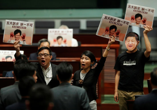 هتافات ضد زعيمة هونج كونج