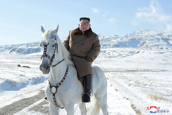 زعيم كوريا الشمالية فى  جبل بايكتو