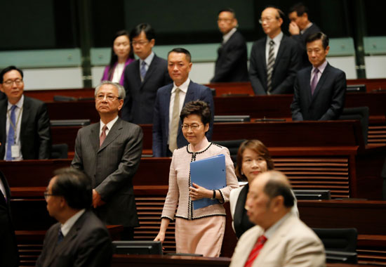 زعيمة هونج كونج تغادر البرلمان