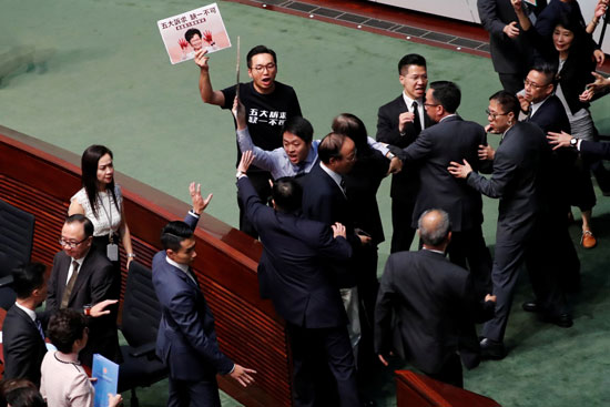 جانب من التظاهرات ضد زعيمة هونج كونج