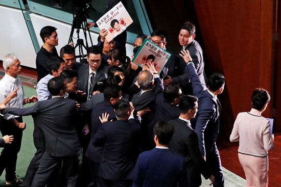 زعيمة هونج كونج تلغى خطابها السنوى بالبرلمان