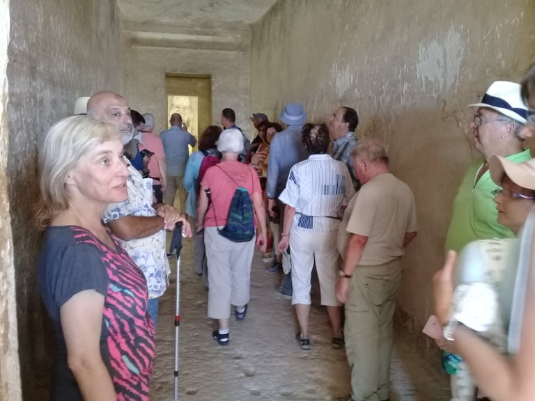 وفد سياحي من 3 جنسيات يزور المناطق الأثرية بالمنيا (4)