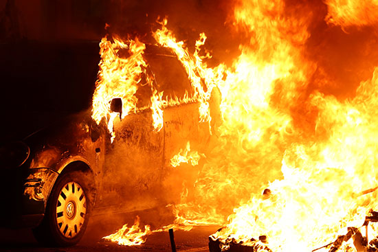 النيران تلتهم سيارة بالكامل