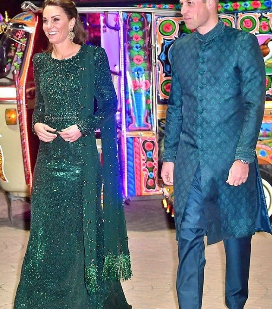 الأمير وليام وزوجته كيت يستقلان توكتوك بباكستان 
