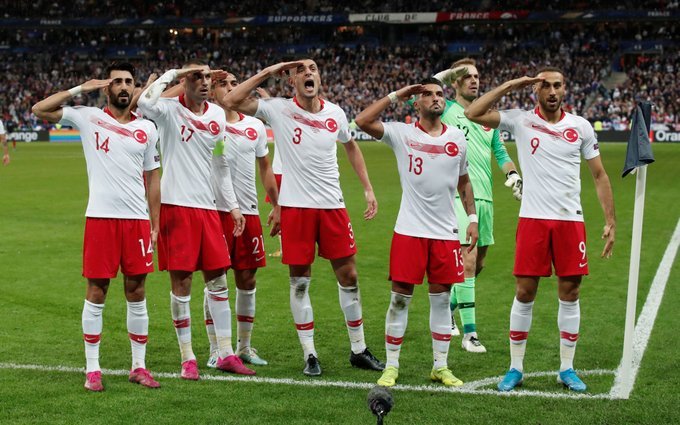 احتفال لاعبي تركيا ضد منتخب فرنسا