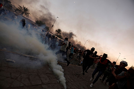 33476-المتظاهرون-يتفرقون-بينما-تستخدم-قوات-الأمن-العراقية-الغاز-المسيل-للدموع