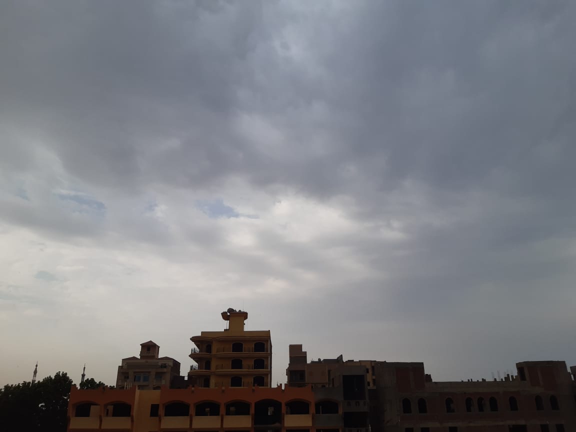 أمطار خفيفة وغيوم تكسو سماء محافظة الأقصر والمحافظة ترفع درجة الإستعدادات بكافة المدن (3)