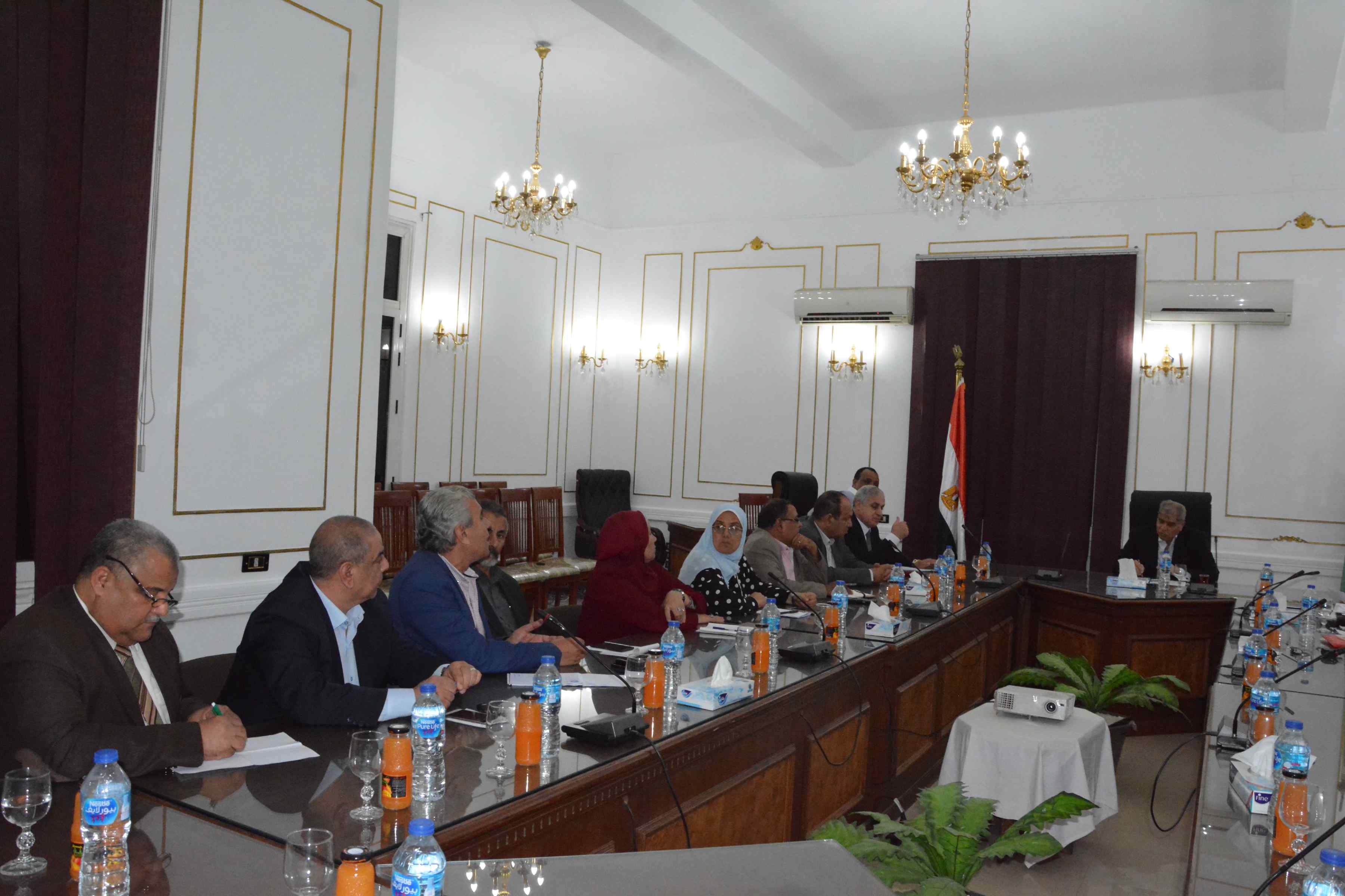  محافظ المنيا مع عدد من أعضاء مجلس النواب (2)