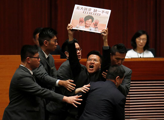 أعضاء البرلمان فى هونج كونج يقاطعون زعيمة المدينة