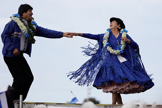 الرئيس البوليفي إيفو موراليس يرقص مع زوجته