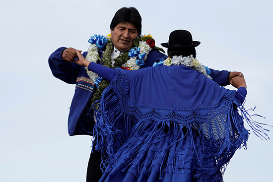 رئيس بوليفيا يرقص مع زوجته اثناء تجمع حاشد لانصاره