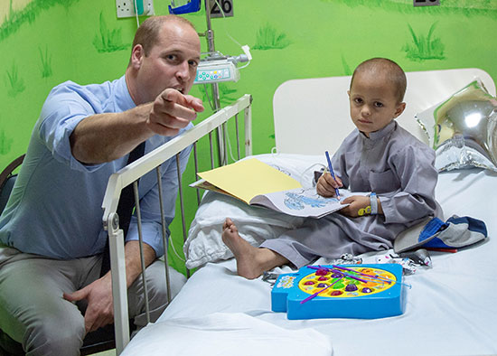 الأمير ويليام مع طفل مريض سرطان