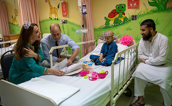 الأمير ويليام مع زوجته فى مستشفى لعلاج السرطان