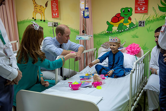 الأمير ويليام وزوجته يلعبان مع طفل مريض بالسرطان