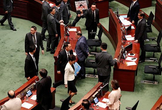 تأجيل جلسة المجلس التشريعى لهونج كونج وسط احتجاجات ومضايقات