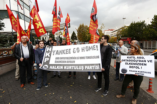 لافتات منددة بالعدوان التركى خلال زيارة بنس لأردوغان