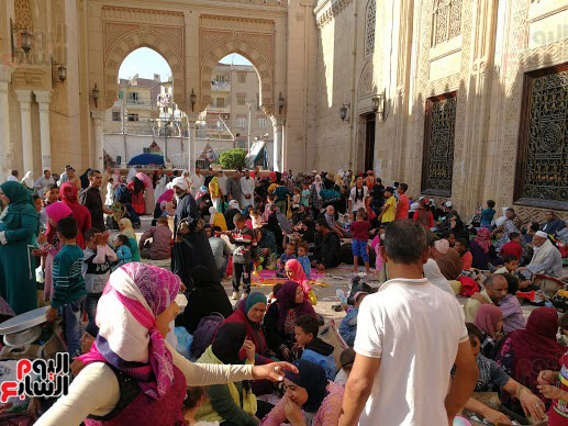 عشرات الأسر يفترشون ساحة المسجد