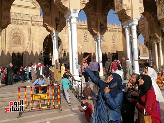 فتيات يلتقطن صور سيلفى امام المسجد