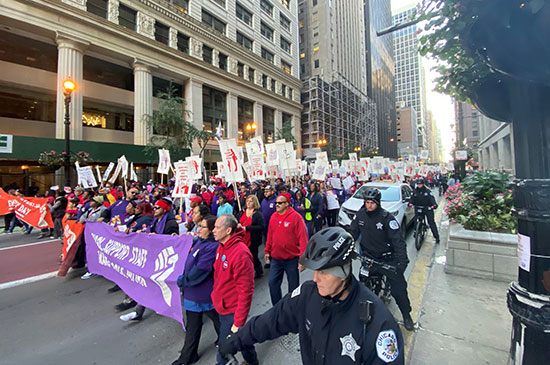 مسيرة للمعلمين فى شيكاغو