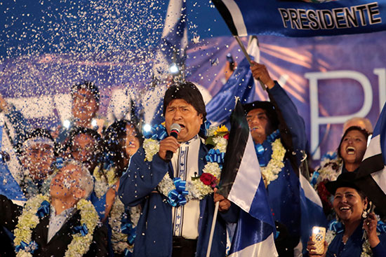 رئيس بوليفيا يتحدث وسط حشد من أنصاره