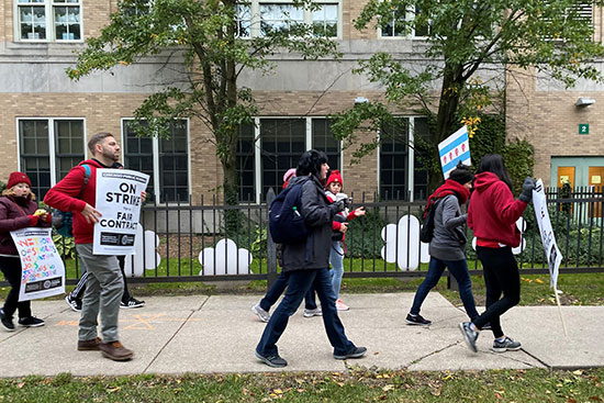 معلمون شيكاغو يتظاهرون للمطالبة بزيادة الأجور