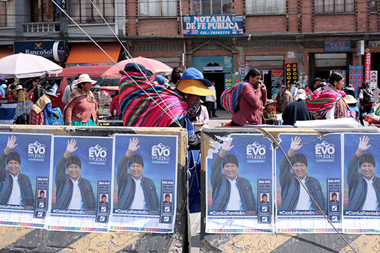 انصار الرئيس البوليفى يحملون صوره وسط تجع حاشد