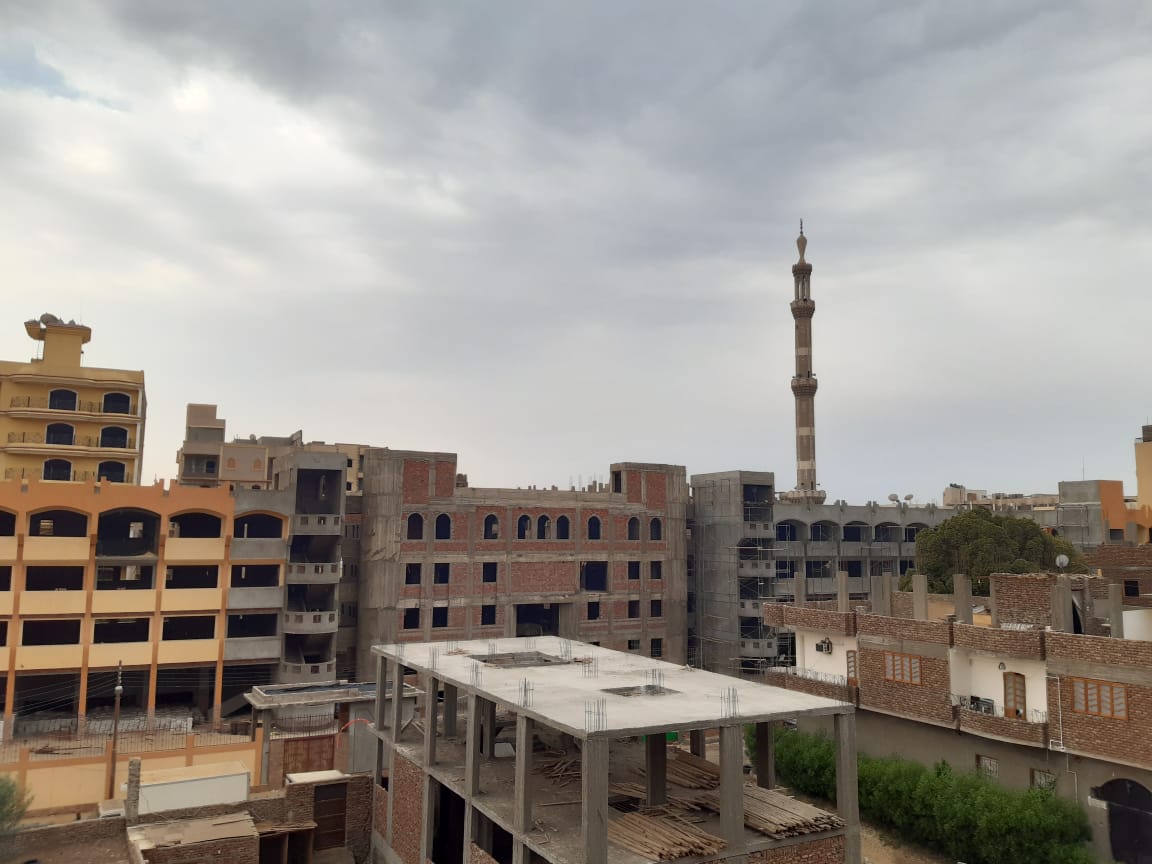 أمطار خفيفة وغيوم تكسو سماء محافظة الأقصر والمحافظة ترفع درجة الإستعدادات بكافة المدن (2)