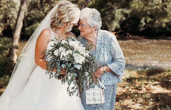 العروس مع جدتها