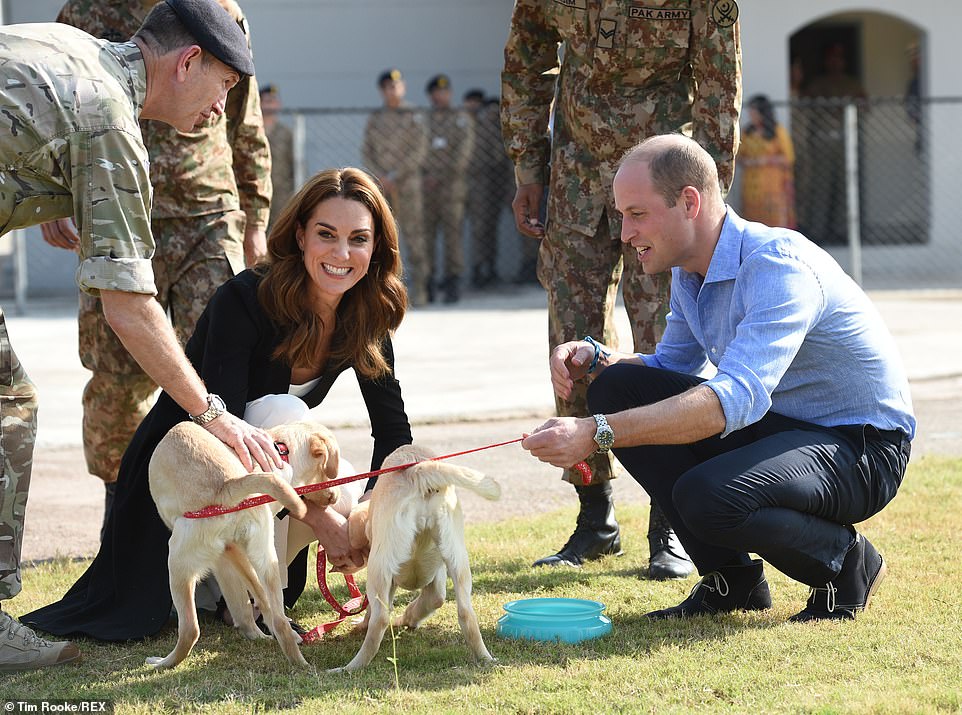 كيت وويليام يزورا مركز تدريب الكلاب بالجيش الباكستانى