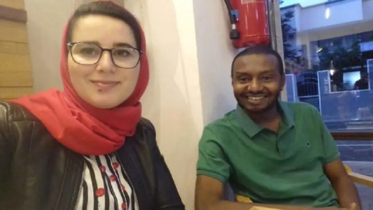 الصحفية المغربية مع خطيبها