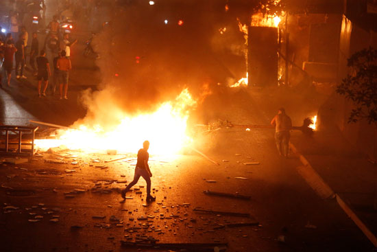 المتظاهرون-يشعلون-النيران