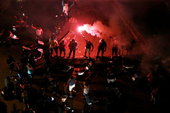 متظاهرون يشعلون الشماريخ